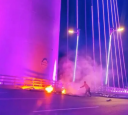 石家庄网红大桥悬索断裂在桥面起火